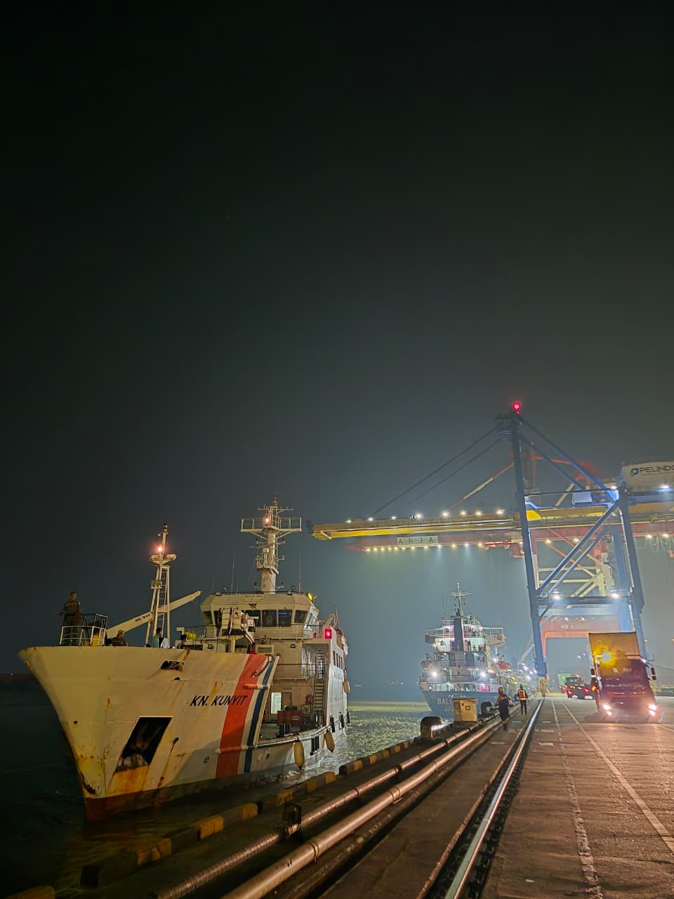 KN Kunyit Disnav Banjarmasin Bergerak Evakuasi Penumpang Feri Virgo Transport 8
